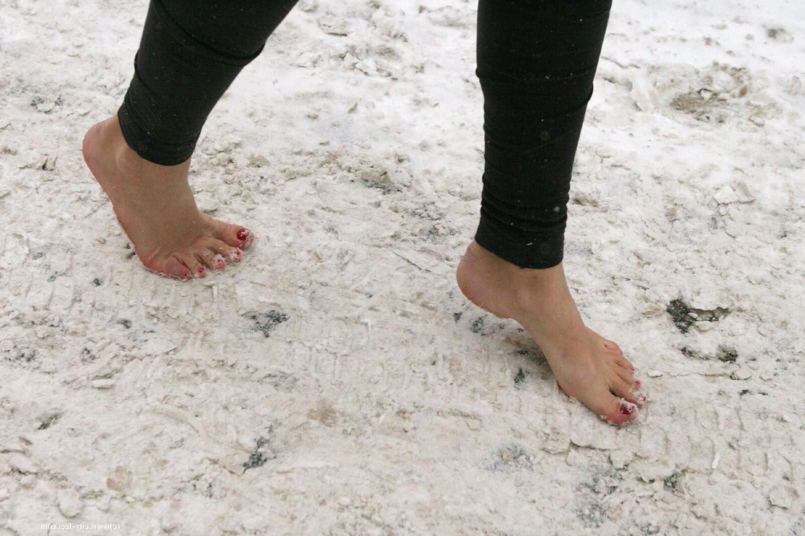 Tapferes Mädchen! Sexy nackte Füße im russischen Schnee.