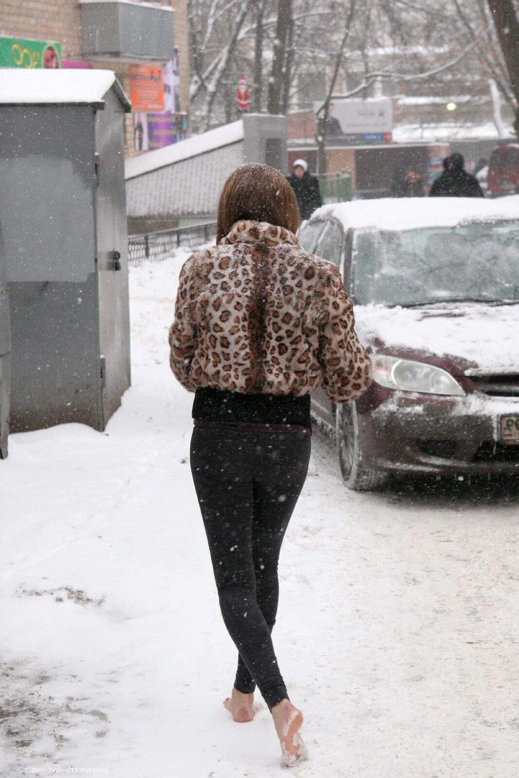 Tapferes Mädchen! Sexy nackte Füße im russischen Schnee.