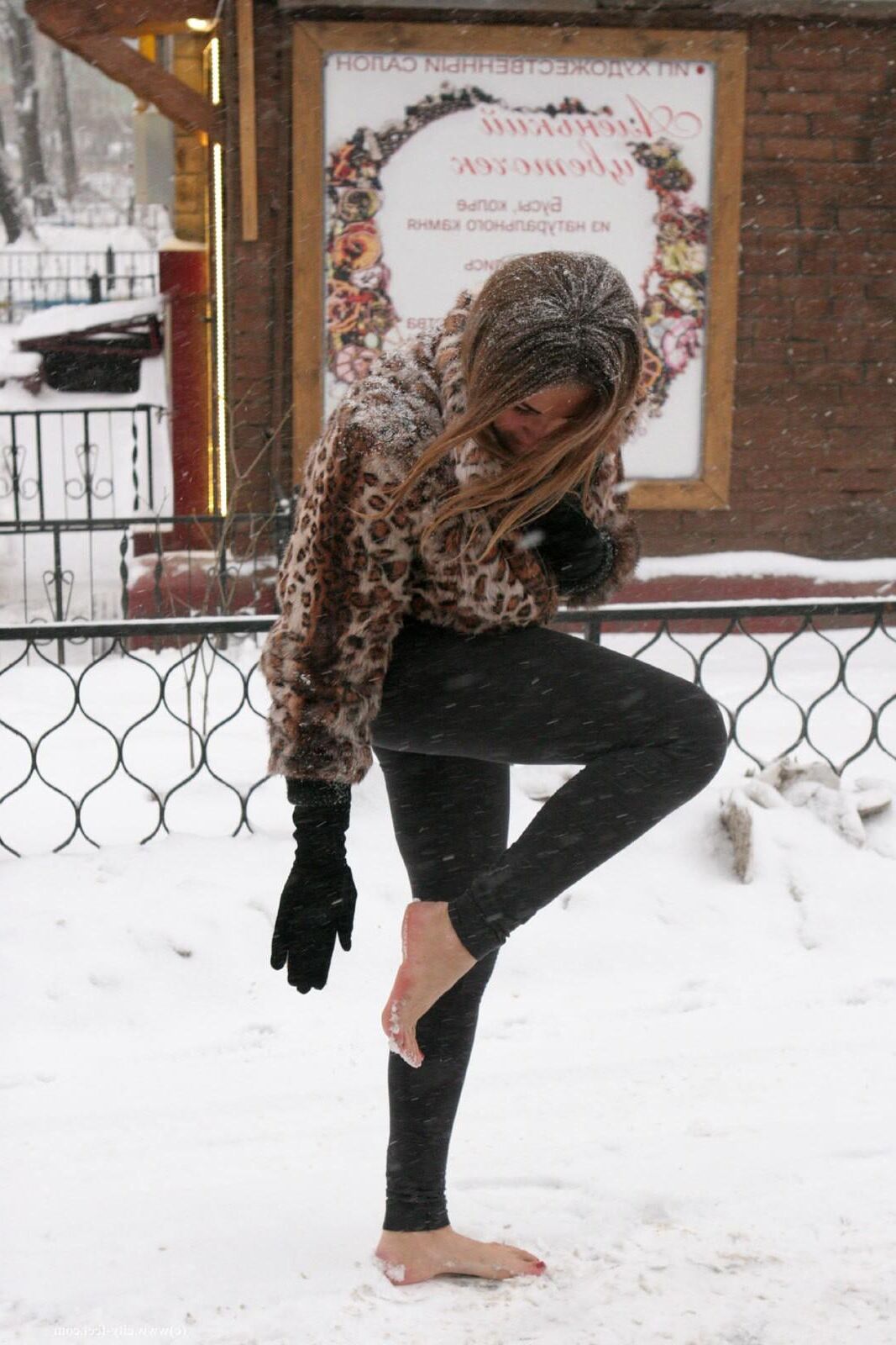 Tapferes Mädchen! Sexy nackte Füße im russischen Schnee.