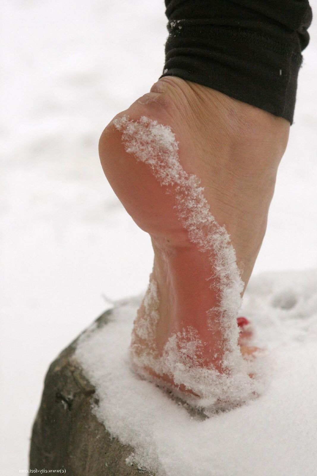 Tapferes Mädchen! Sexy nackte Füße im russischen Schnee.