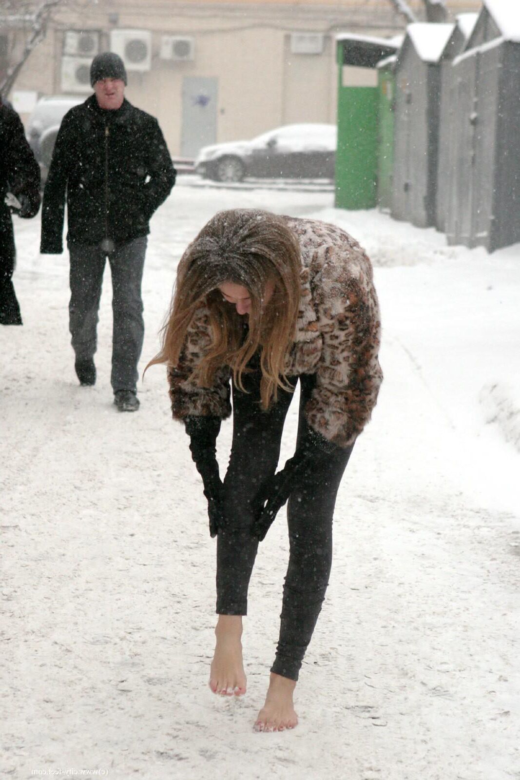 Tapferes Mädchen! Sexy nackte Füße im russischen Schnee.