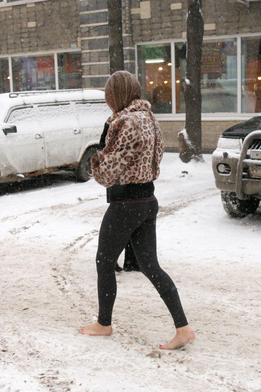 Tapferes Mädchen! Sexy nackte Füße im russischen Schnee.