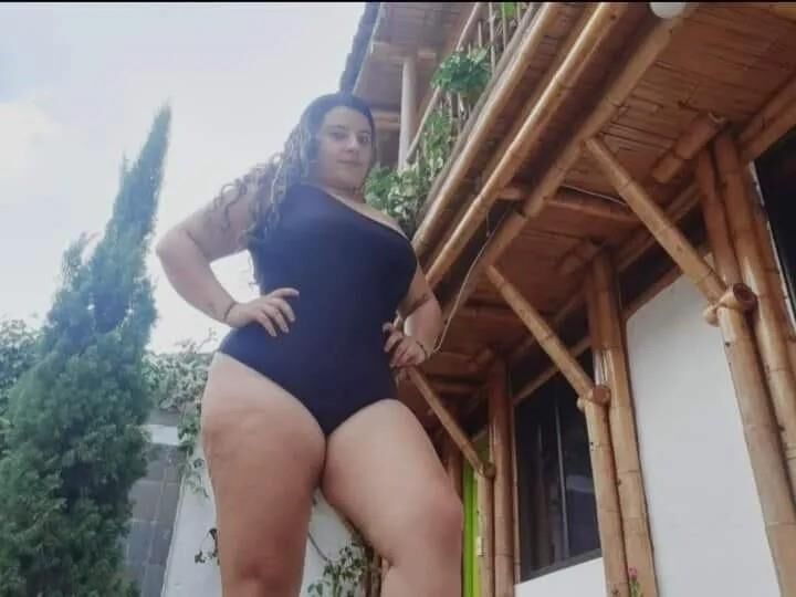 BBW Latina em Maiô de Uma Peça