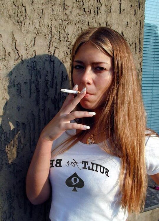 Rainha de espadas fumando mulheres gostosas