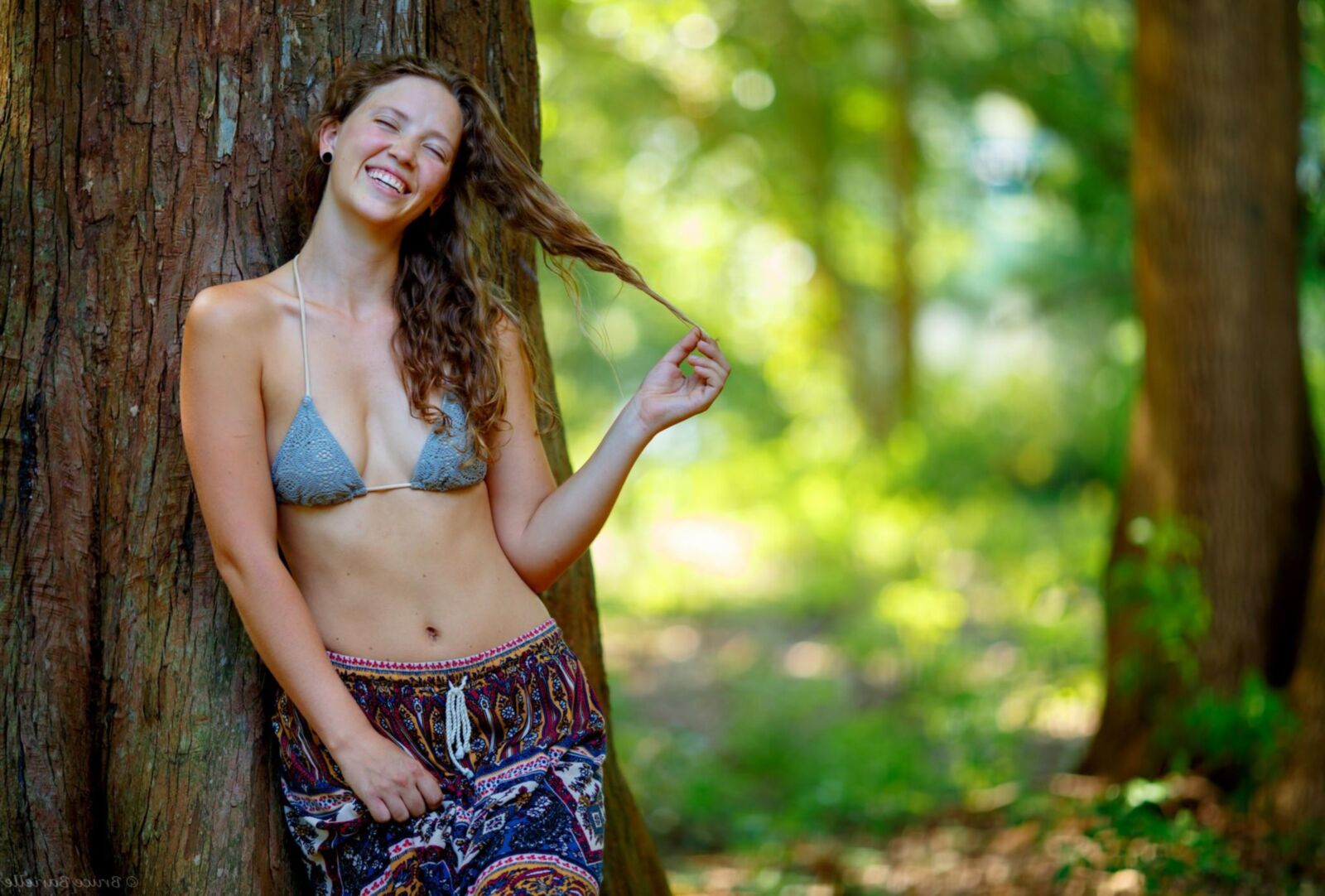 Jovem profissional lá fora, menina hippie peluda