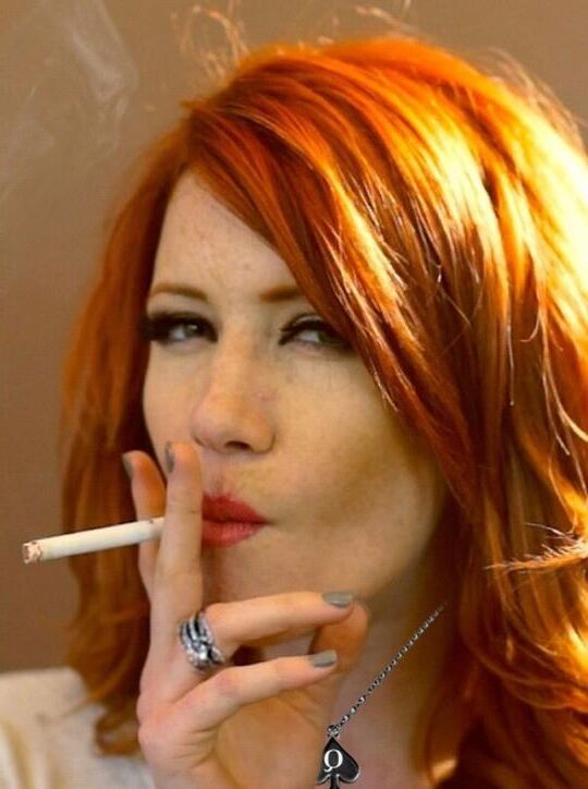 Rainha de espadas fumando mulheres gostosas