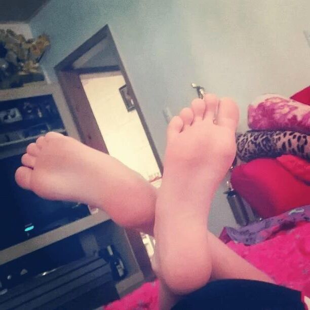 Cumtribute to my feet 