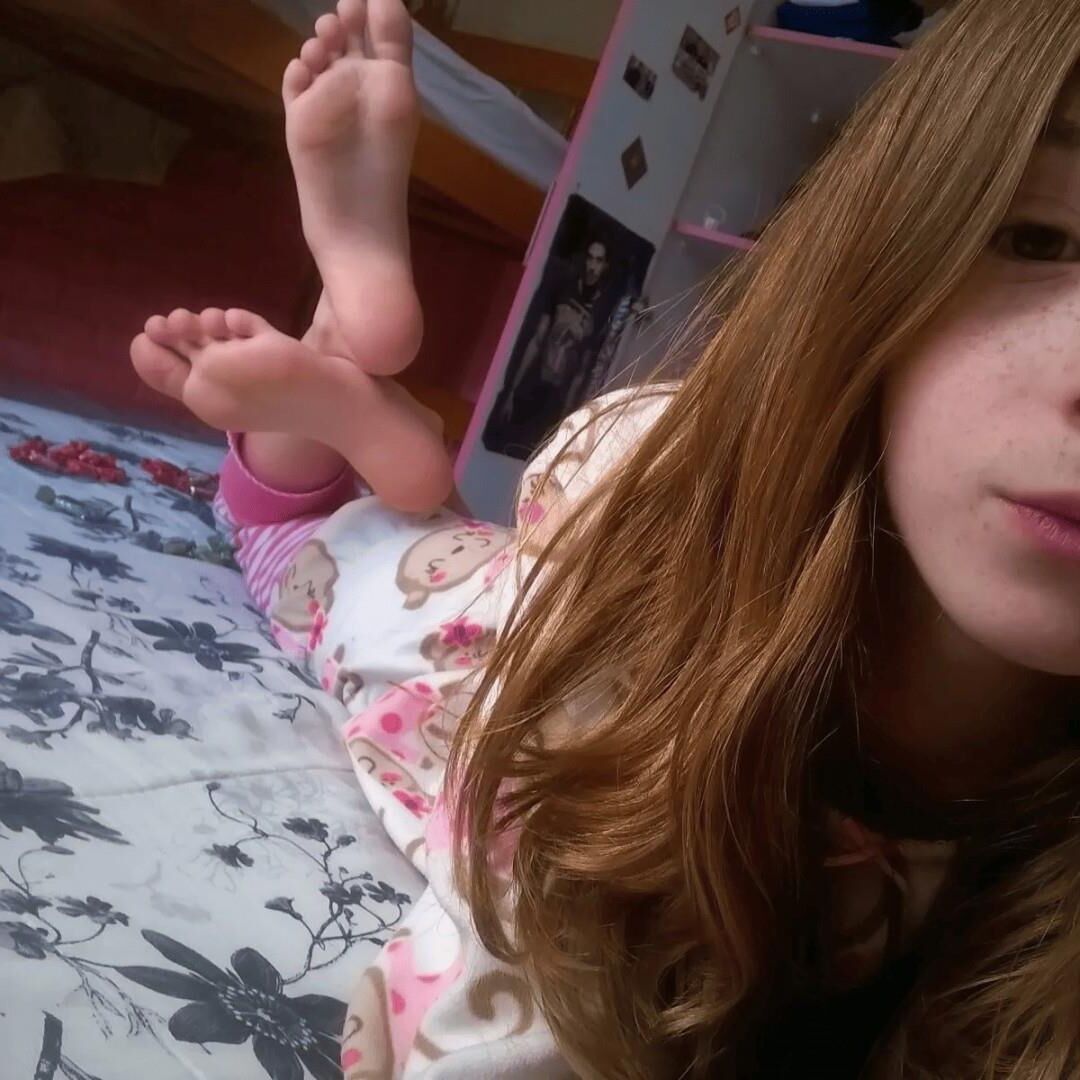 Cumtribute to my feet 