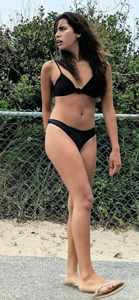 Latina im Bikini