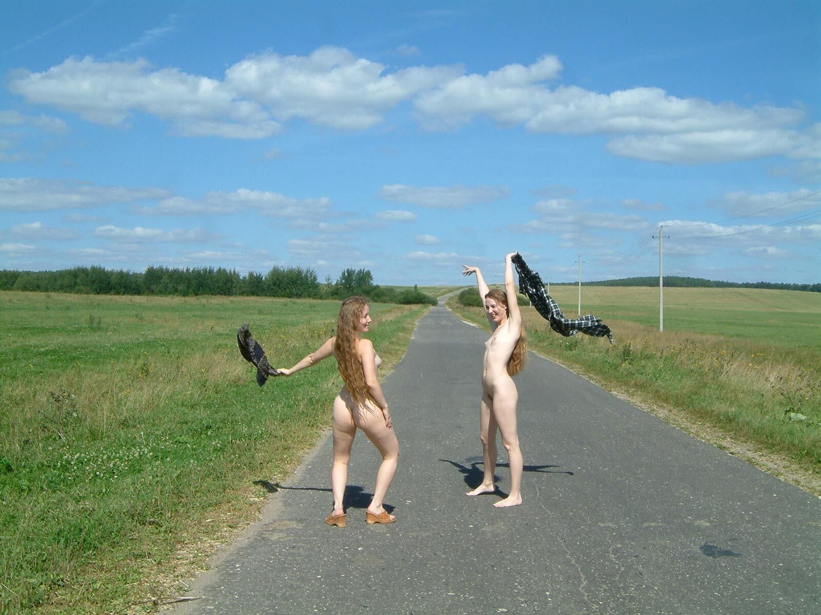 Chicas rusas orinando en la carretera