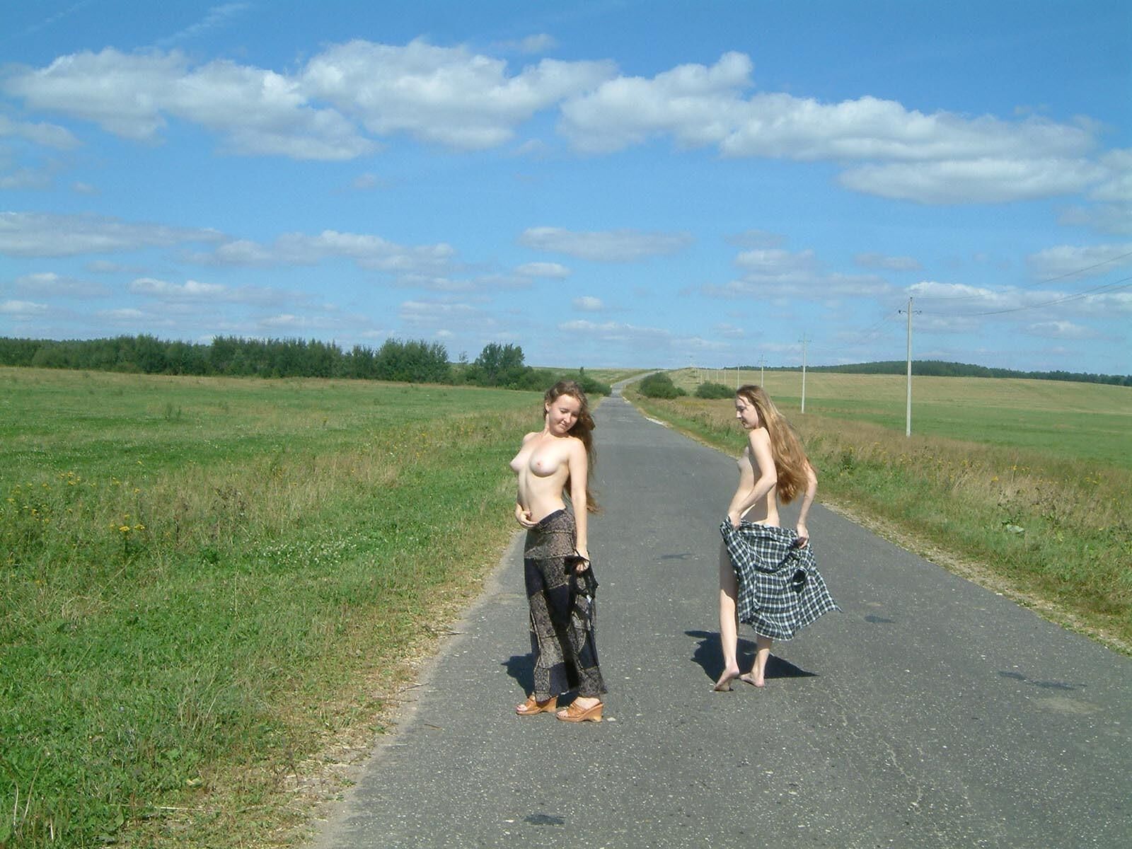 Chicas rusas orinando en la carretera