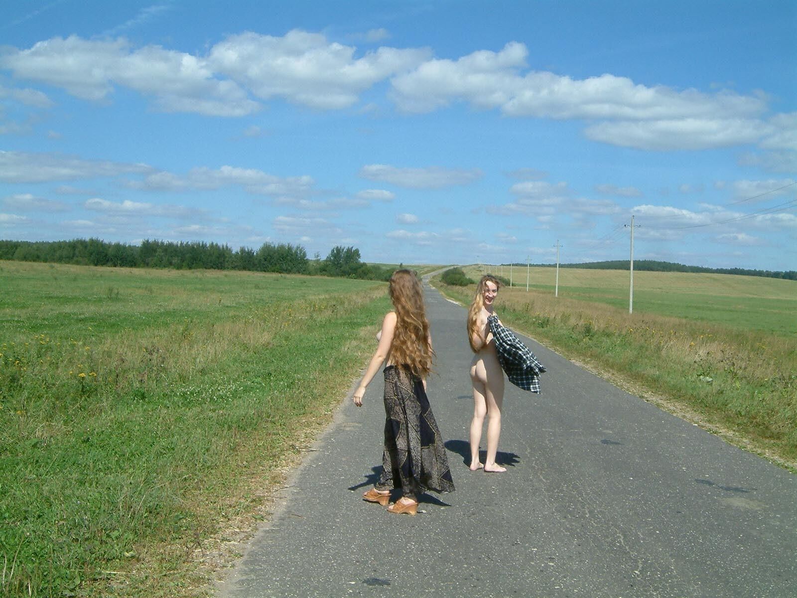 Chicas rusas orinando en la carretera