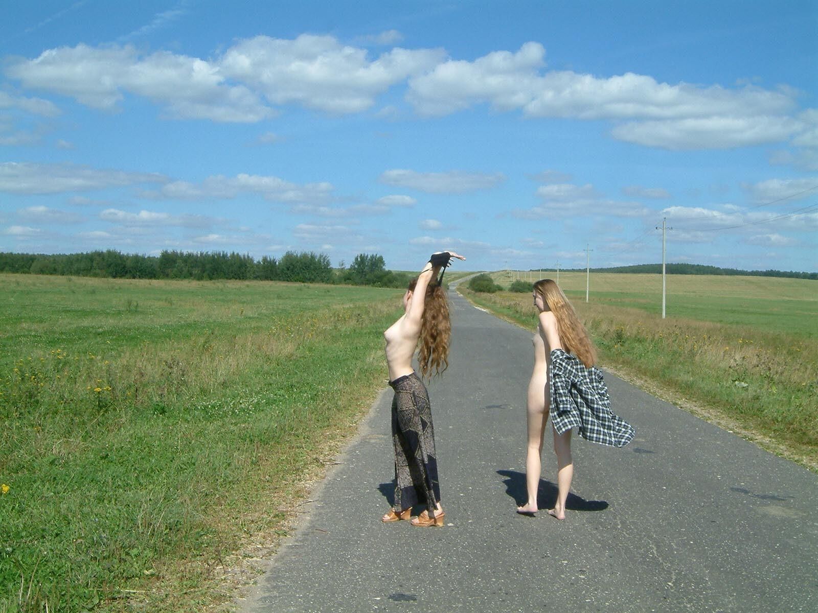 Chicas rusas orinando en la carretera