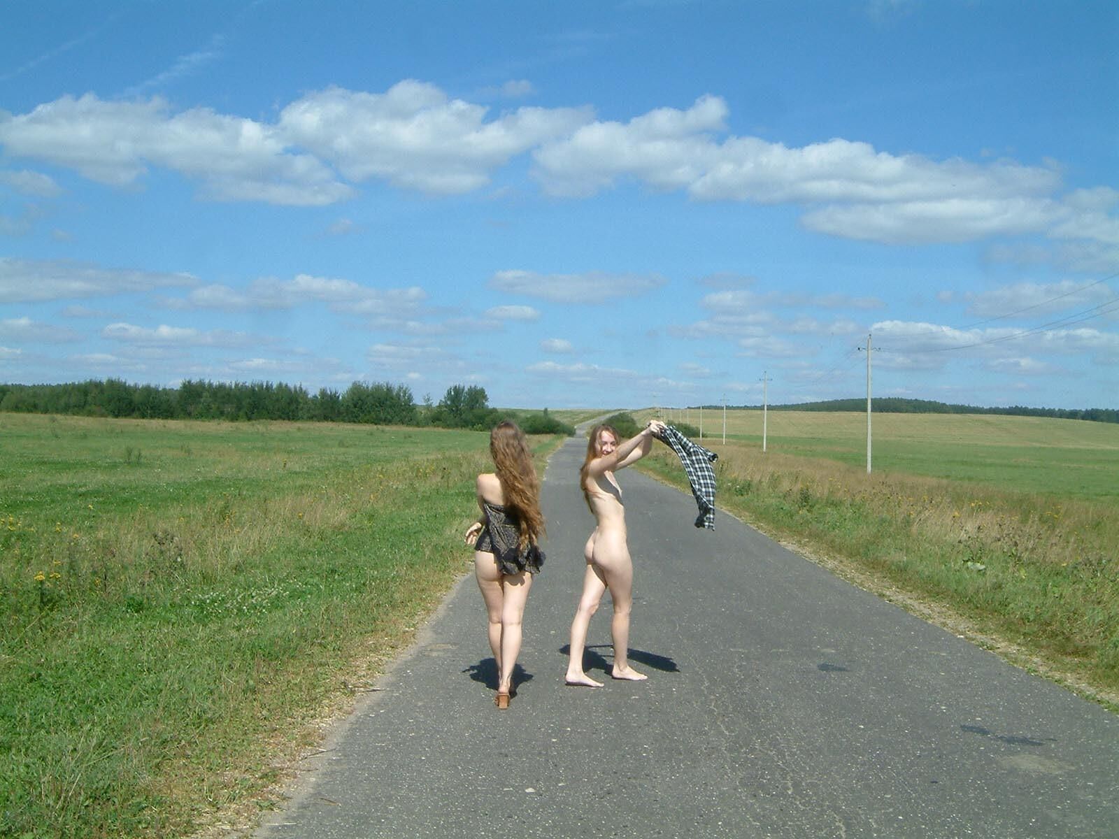 Chicas rusas orinando en la carretera