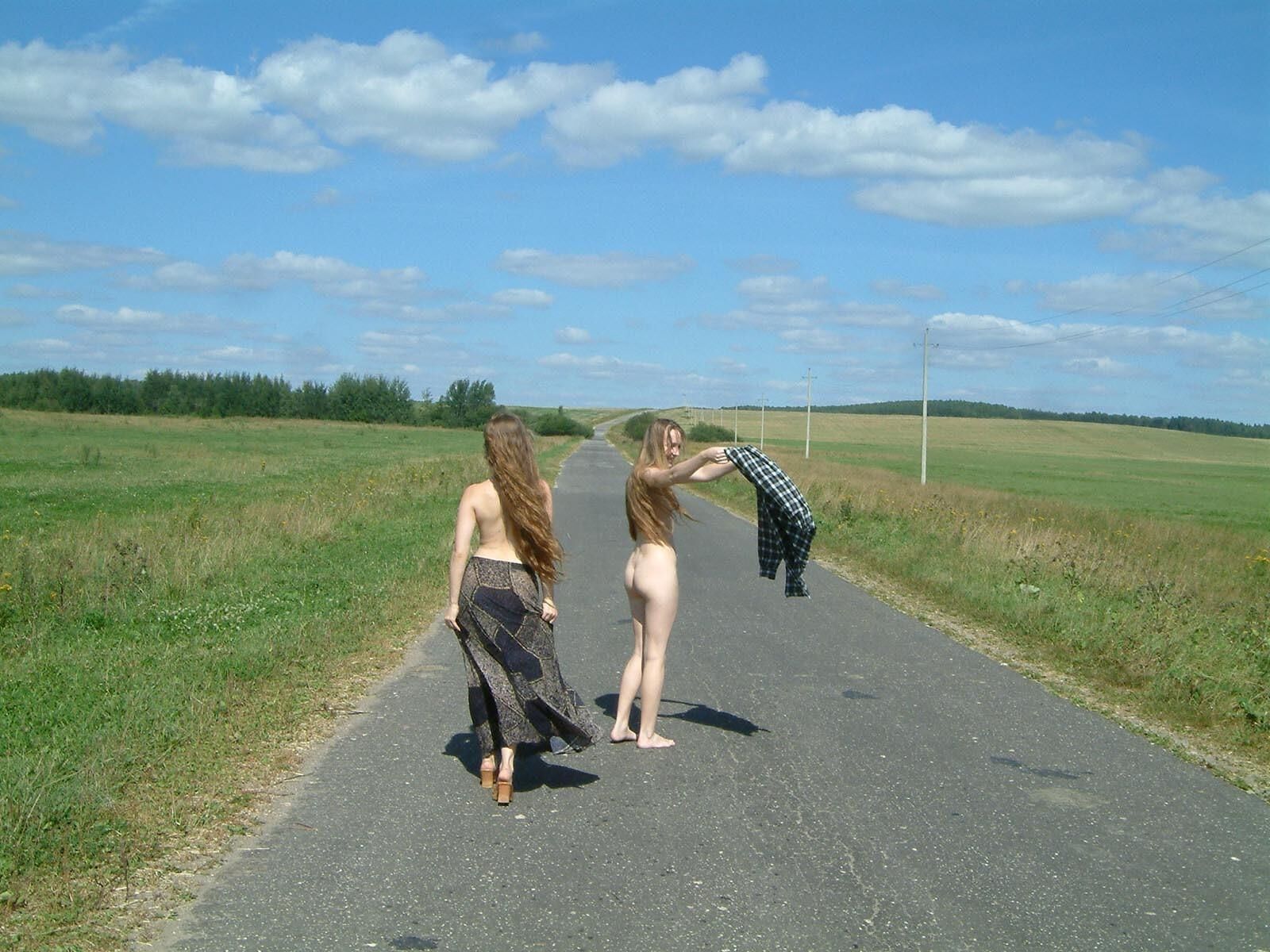 Chicas rusas orinando en la carretera