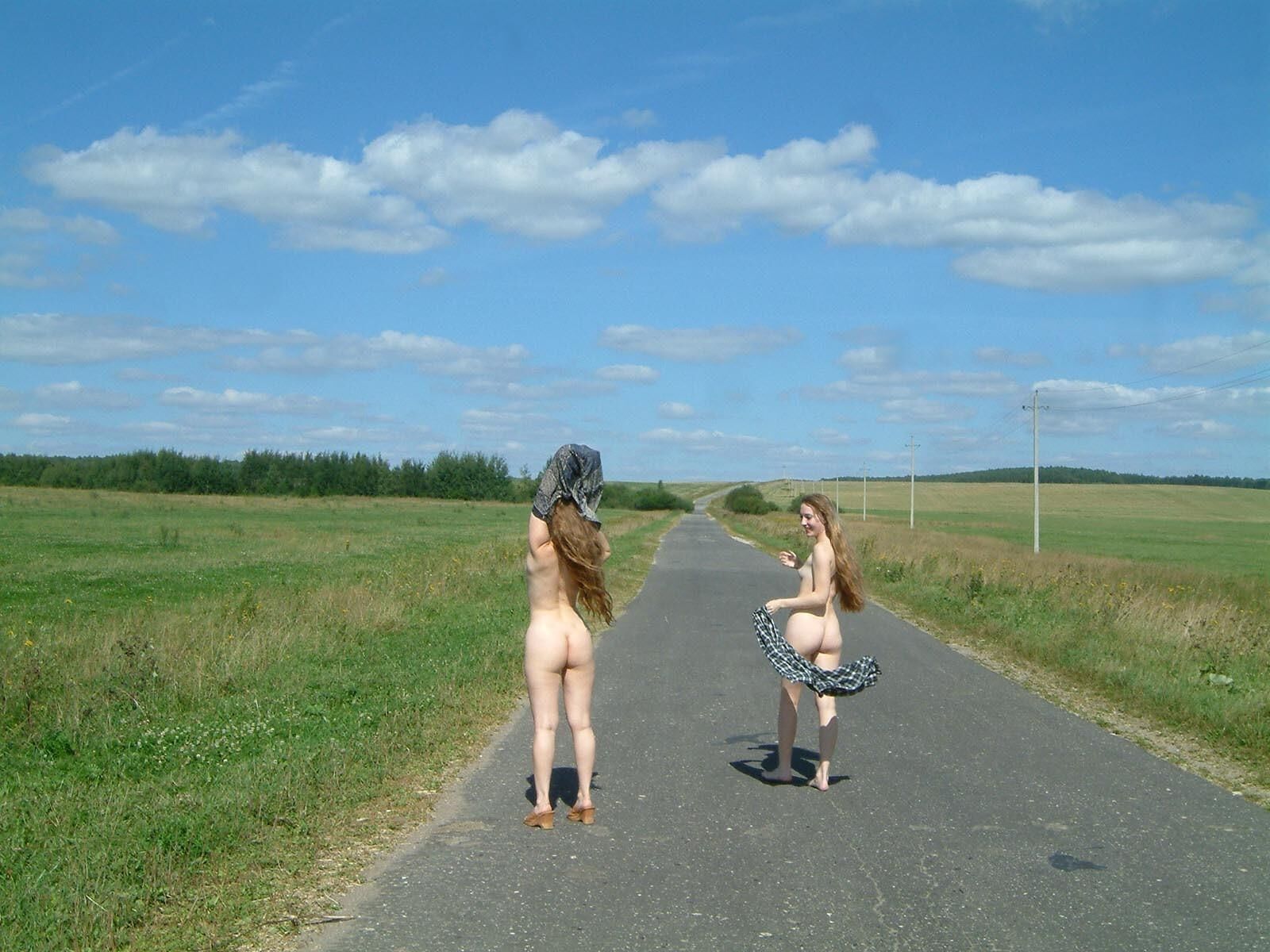 Chicas rusas orinando en la carretera