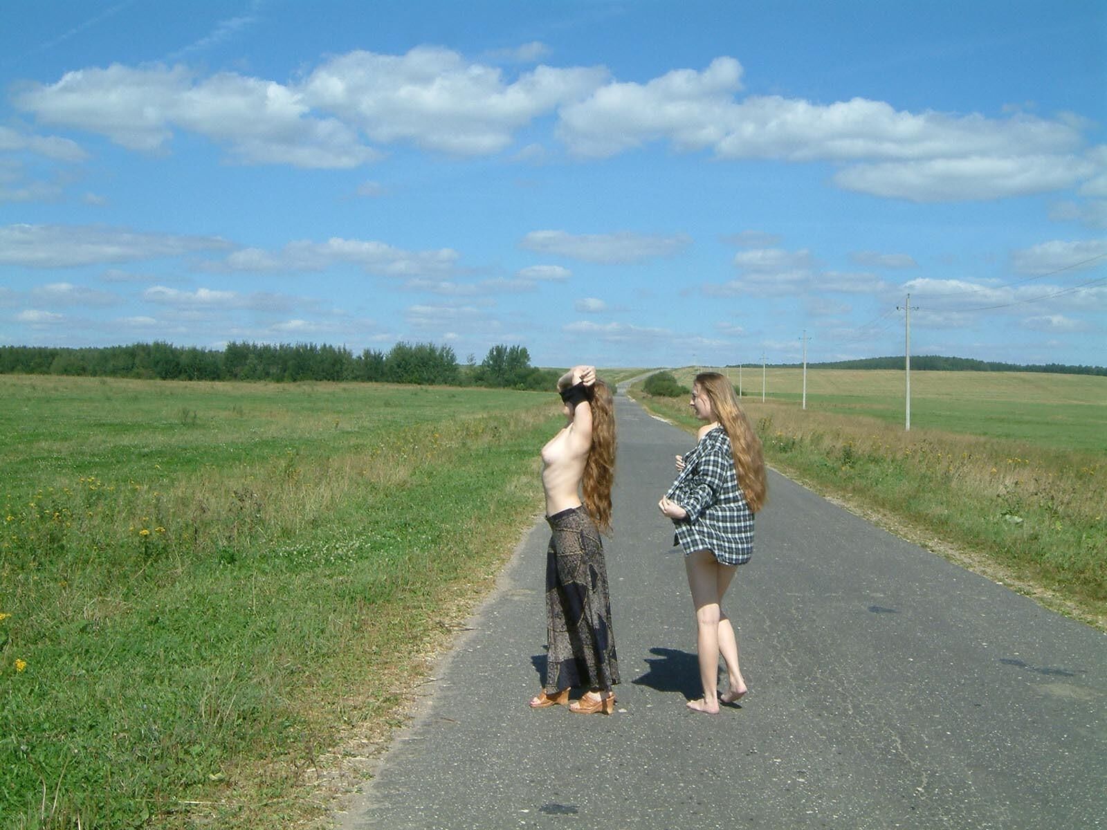 Chicas rusas orinando en la carretera