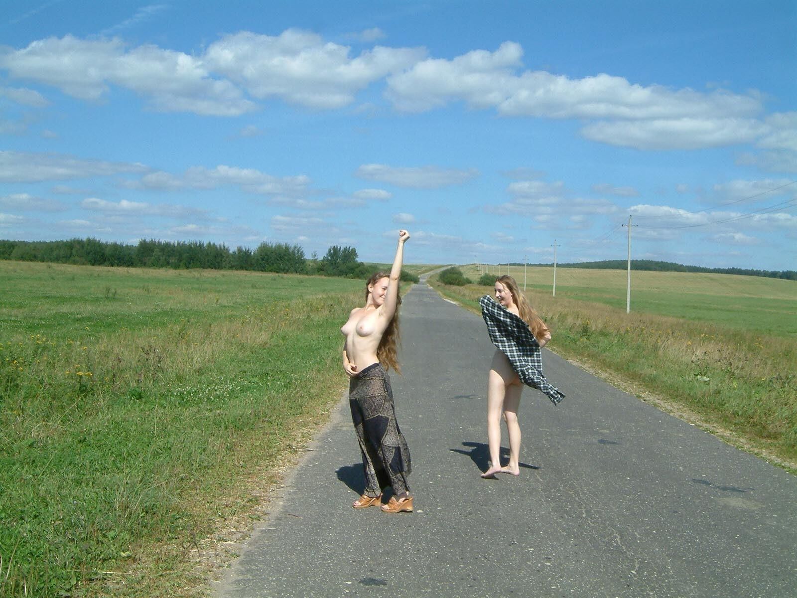 Chicas rusas orinando en la carretera