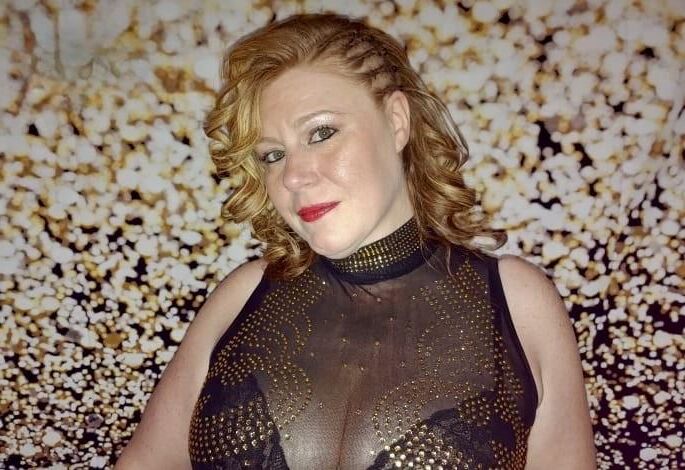 Kim Riesenarsch Kleine Titten Schönheit Rothaarige MILF Gemischte Hot Shots