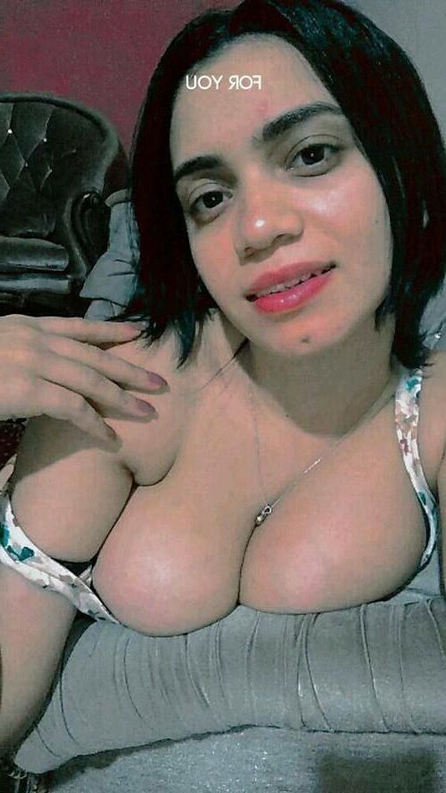 Preciosa esposa árabe y una zorra de grandes tetas