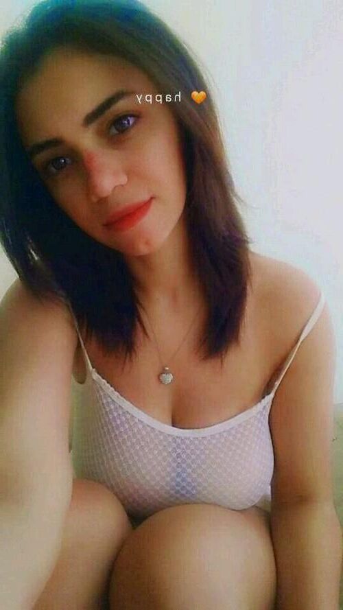 Preciosa esposa árabe y una zorra de grandes tetas