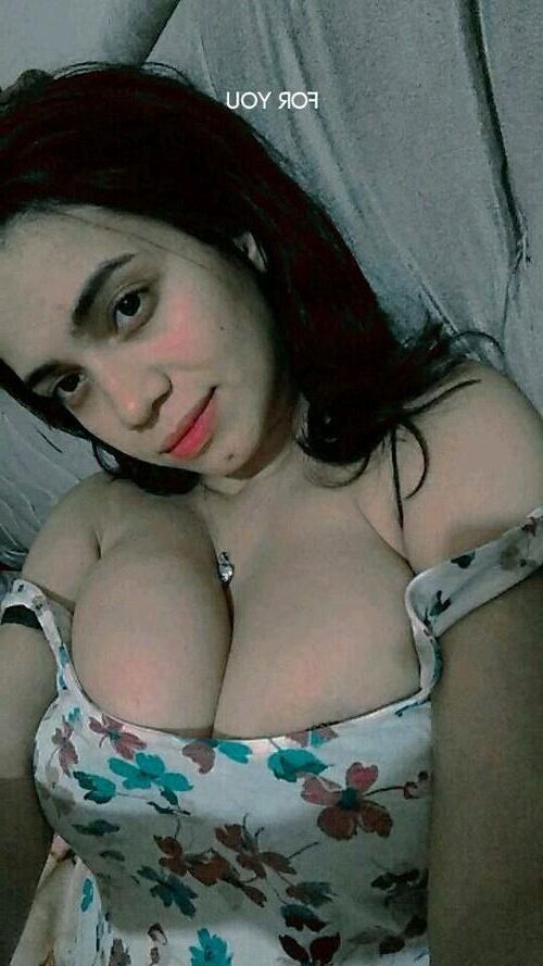 Preciosa esposa árabe y una zorra de grandes tetas