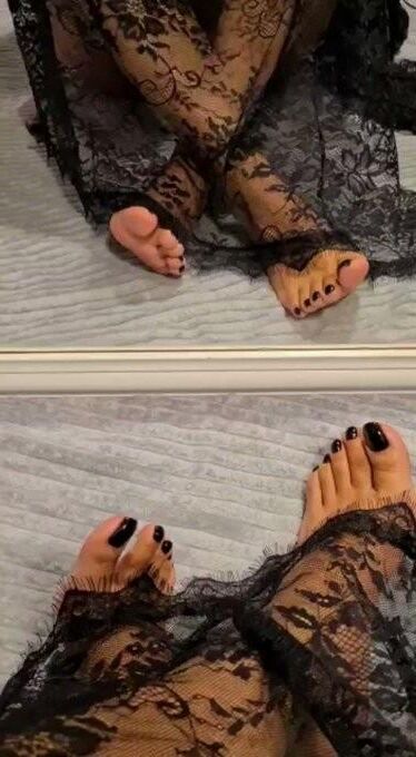 Arab Slut ass and feet In hijab and niqab