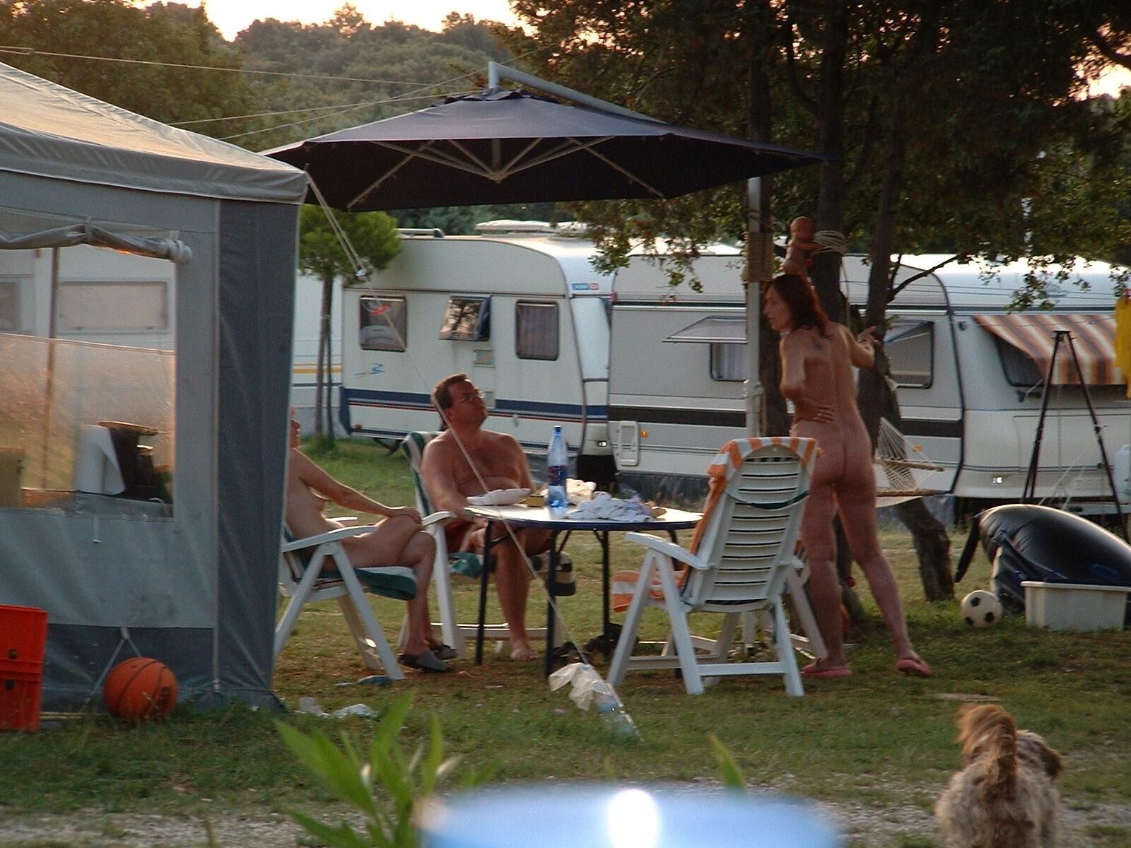 Reife Rothaarige auf einem FKK-Campingplatz