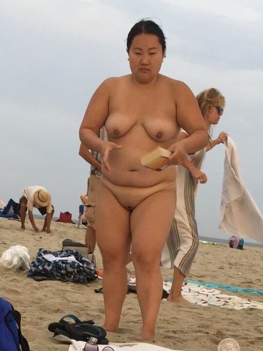 Asiatique BBW nue sur la plage