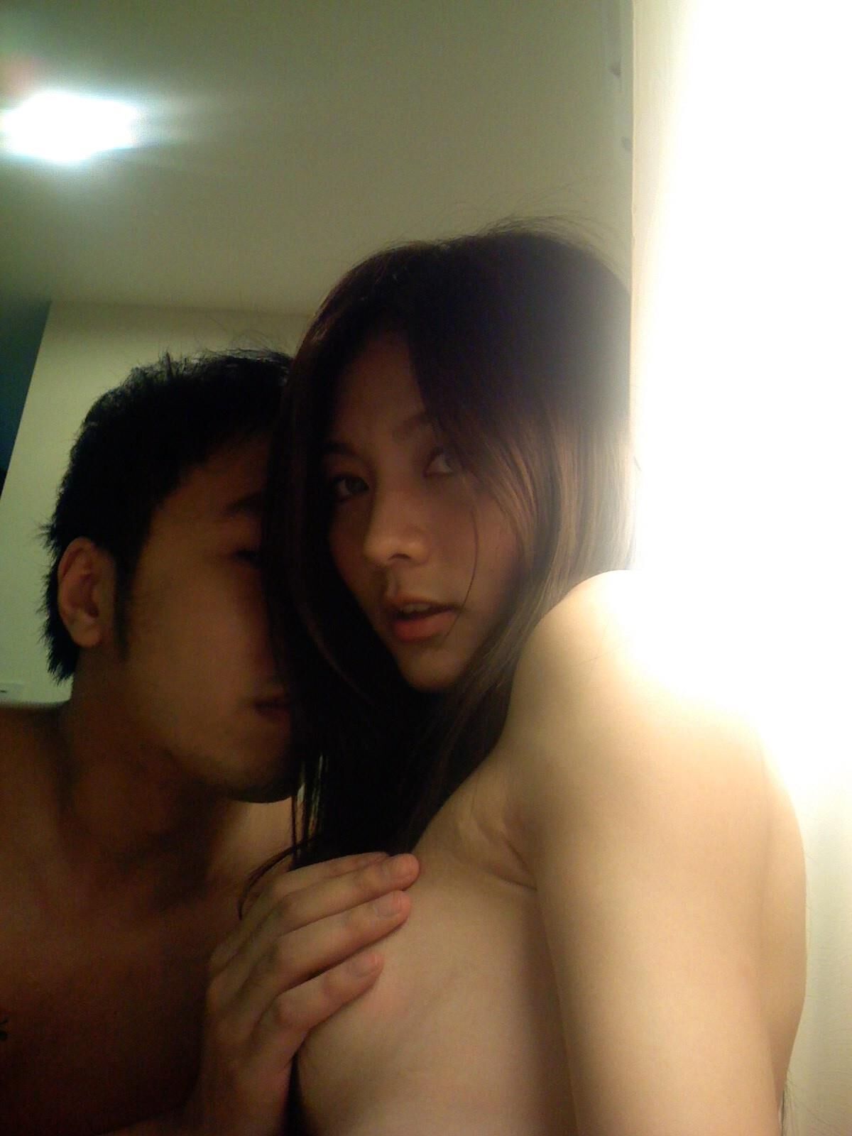 Couple asiatique sexe à la maison