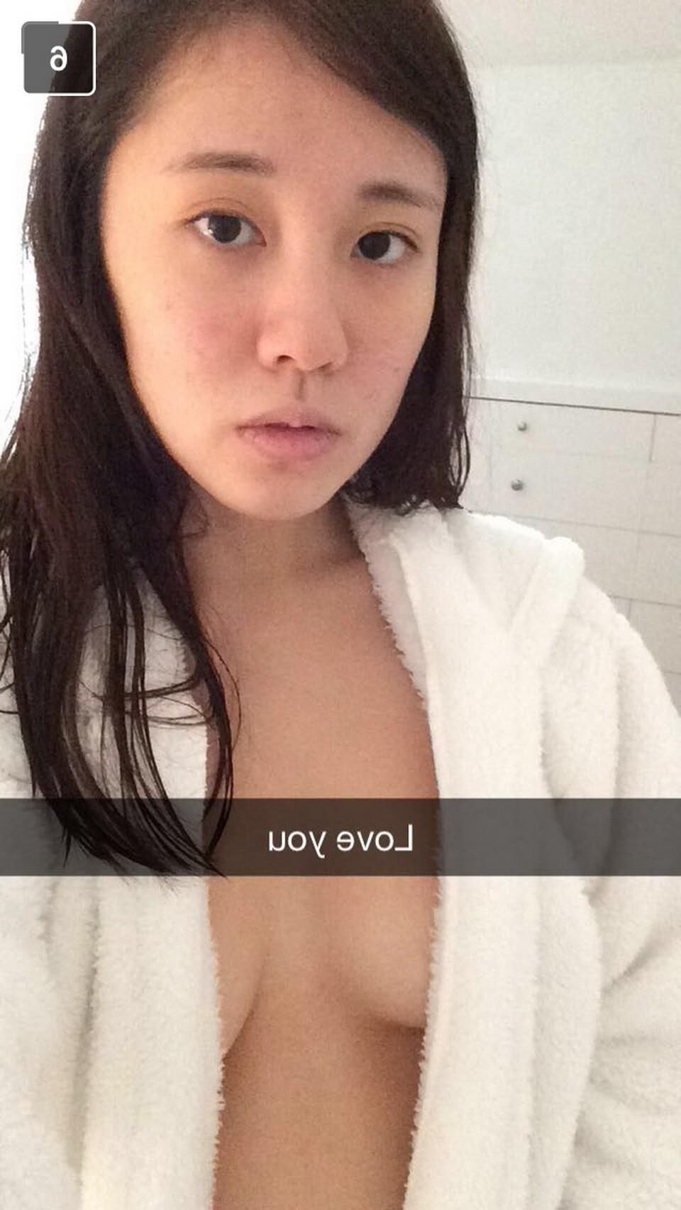 Snaps nus amusants d'une petite amie asiatique