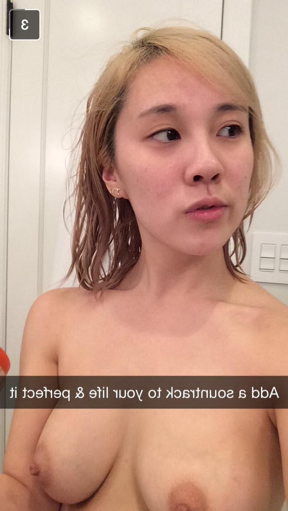 Snaps nus amusants d'une petite amie asiatique