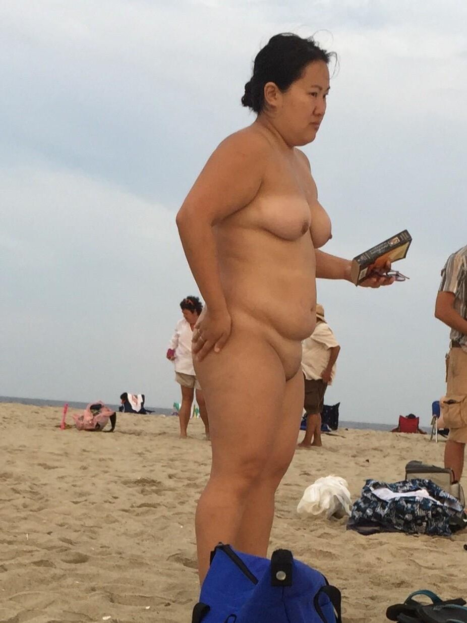 Asiatique BBW nue sur la plage