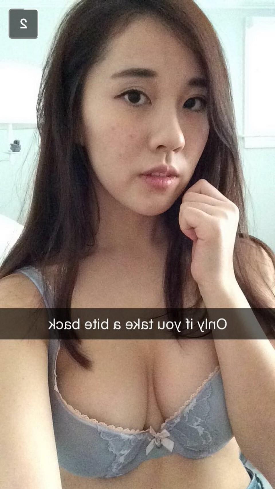 Snaps nus amusants d'une petite amie asiatique