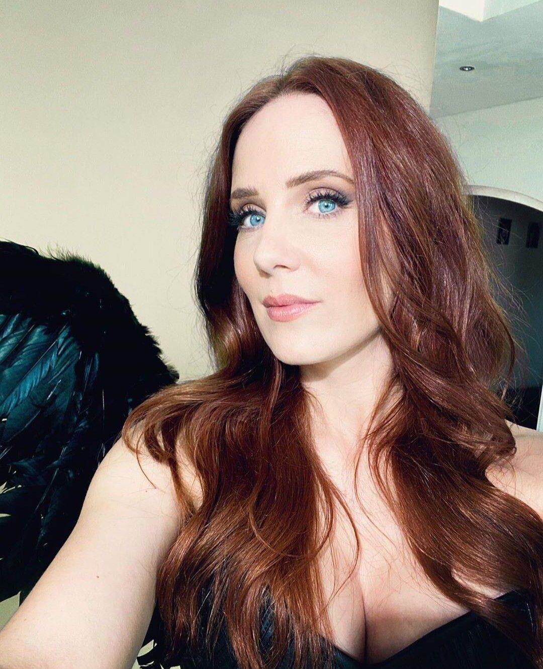 Simone Simons (cantor holandês) ()