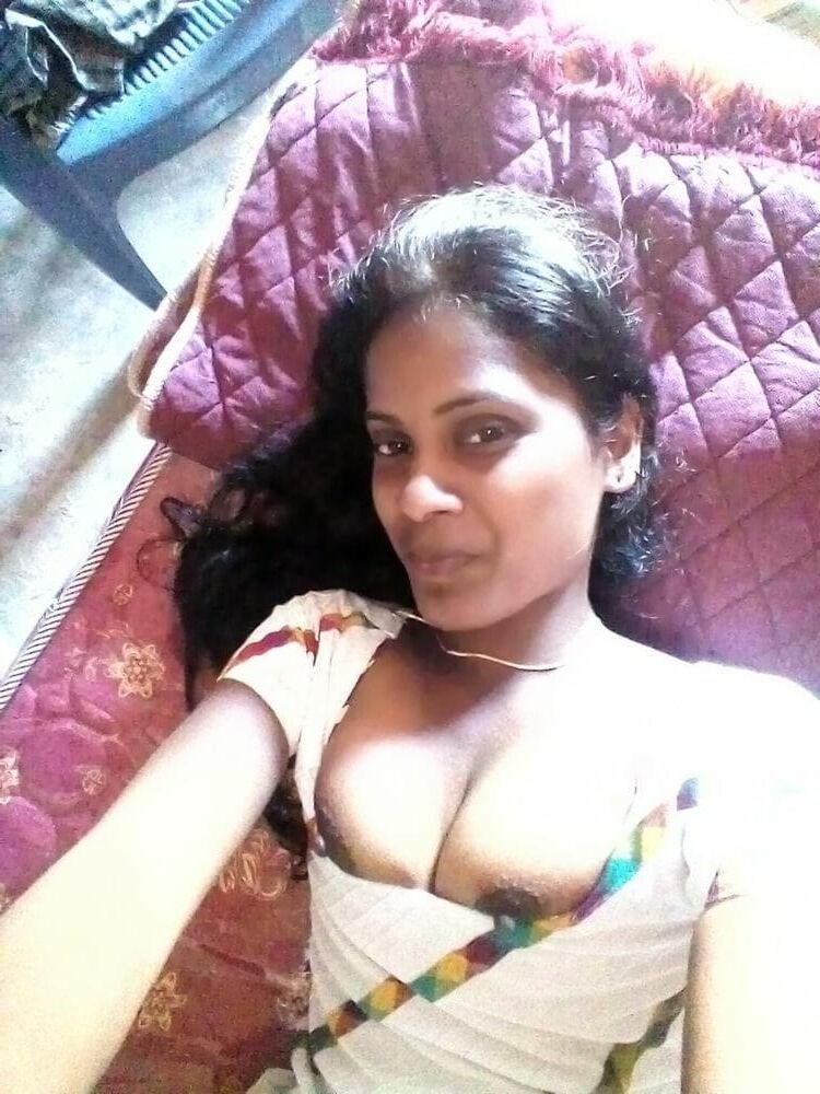 Desi Village Gal revelando seus peitos