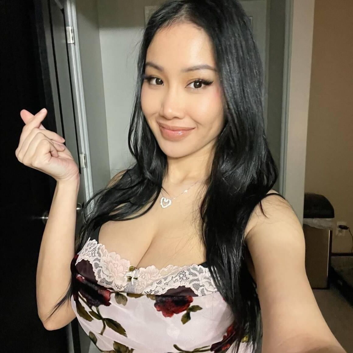 Fantasy -Partner: Tiny Asian ist % Titten