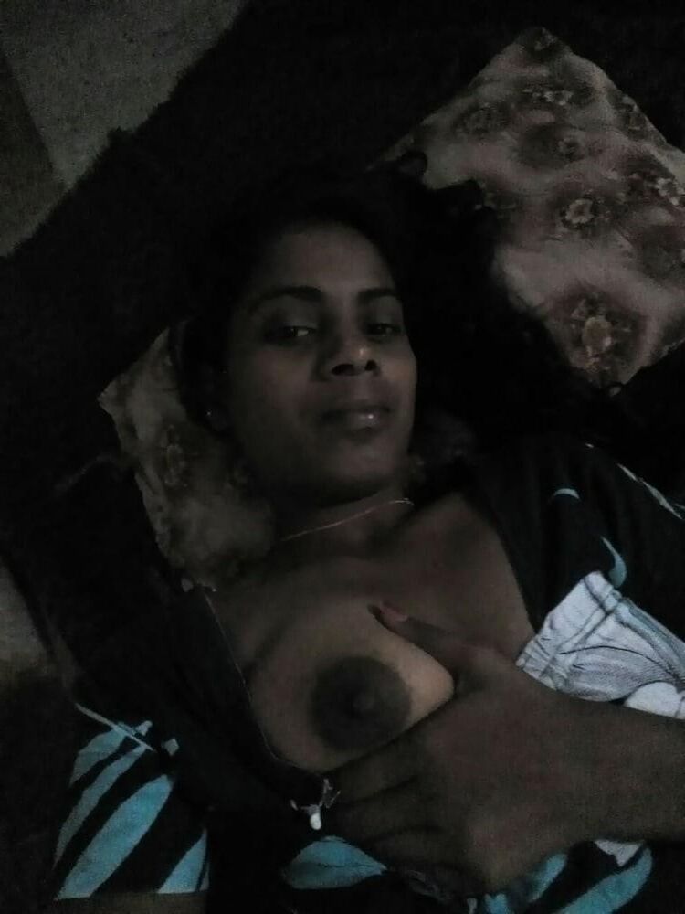 Desi Village Gal revelando seus peitos