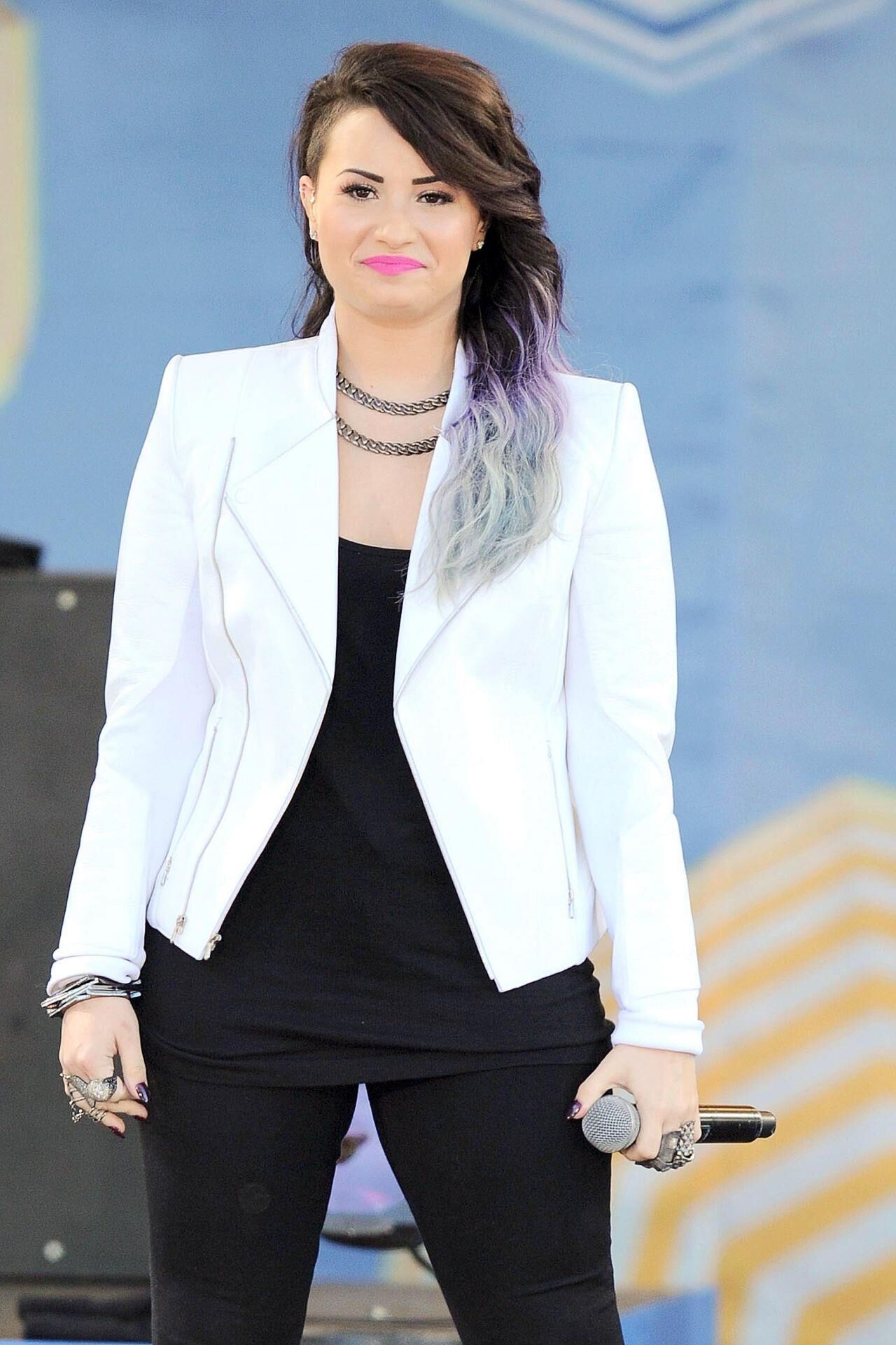 Demi Lovato actuando en "Good Morning America" ​​en