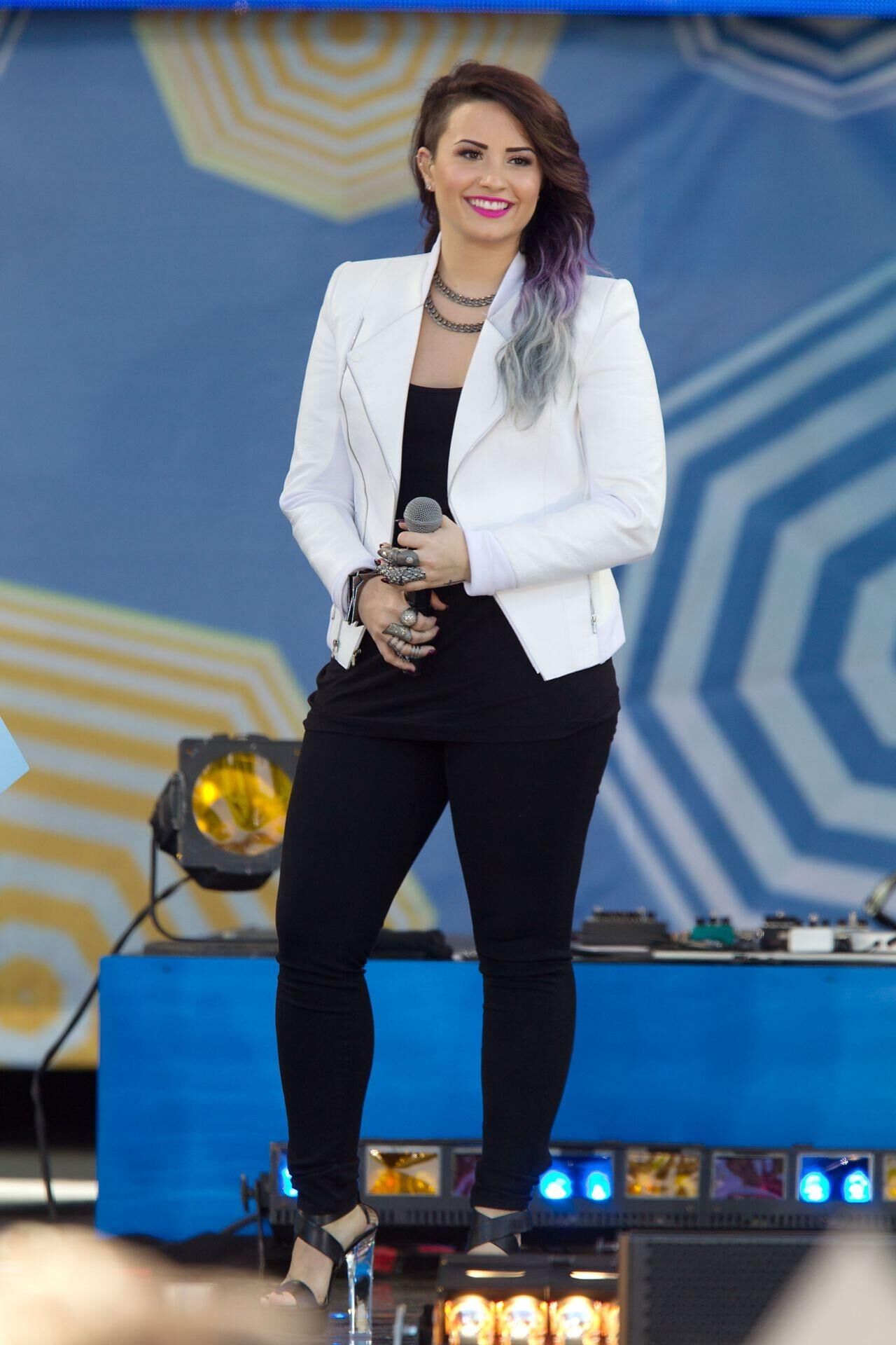 Demi Lovato actuando en "Good Morning America" ​​en