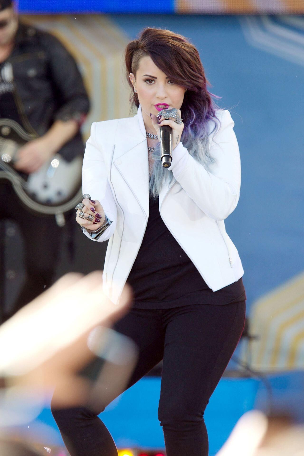 Demi Lovato actuando en "Good Morning America" ​​en