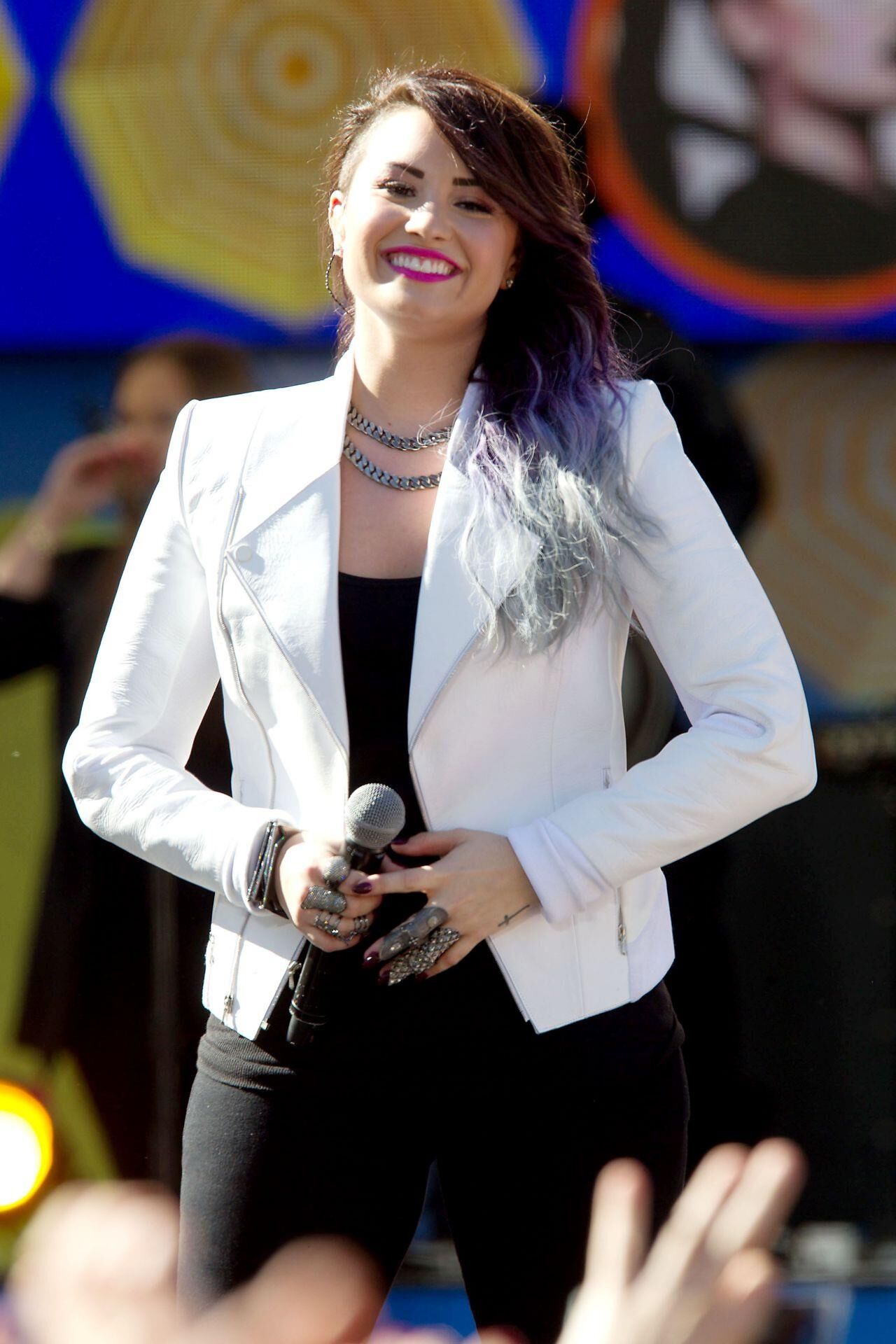 Demi Lovato actuando en "Good Morning America" ​​en