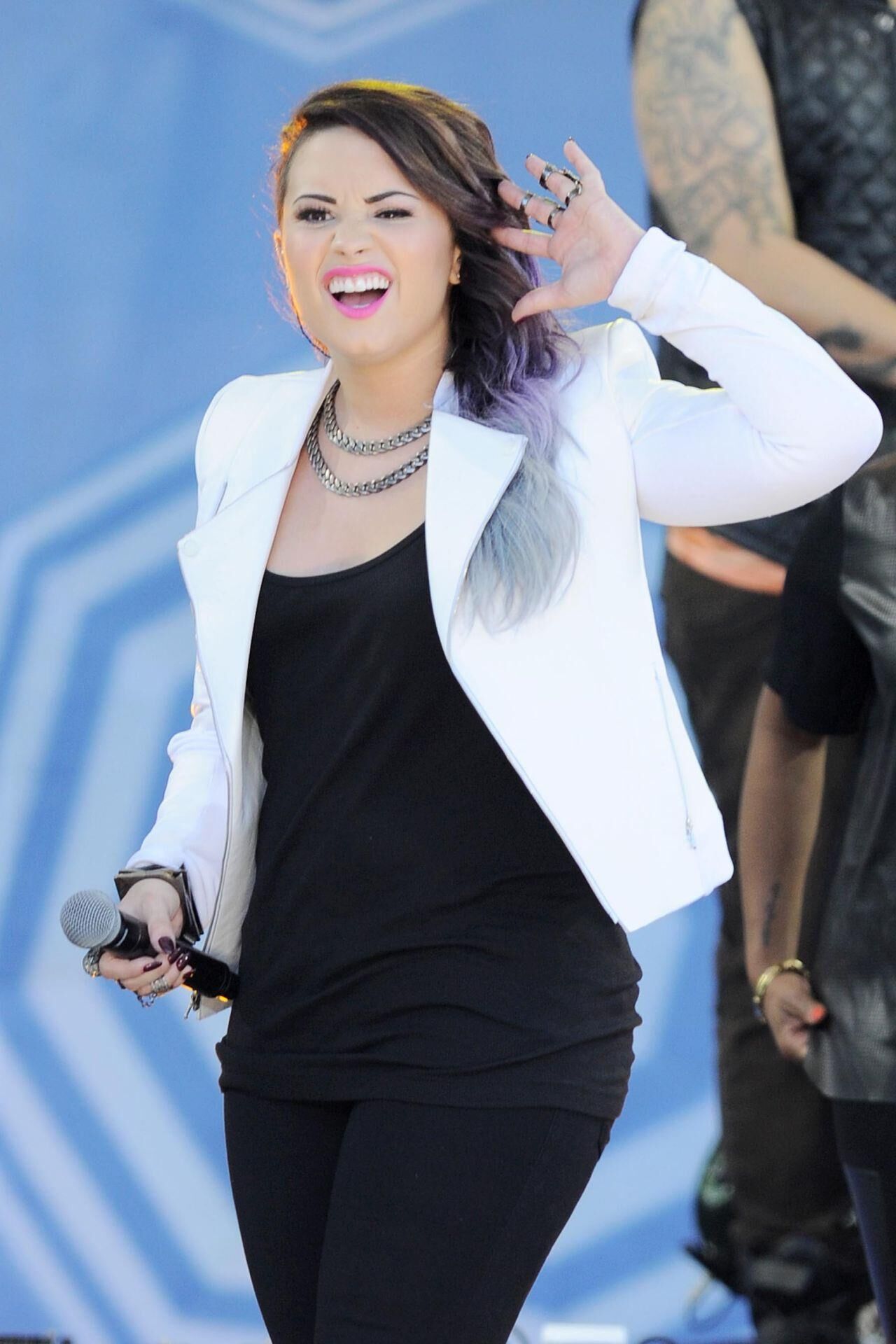 Demi Lovato actuando en "Good Morning America" ​​en