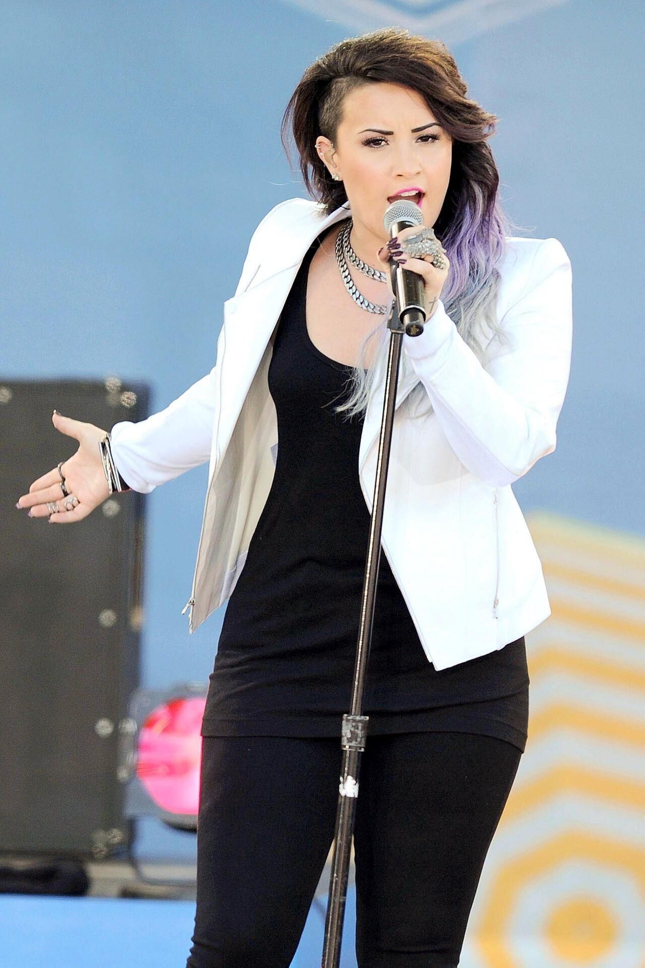 Demi Lovato actuando en "Good Morning America" ​​en