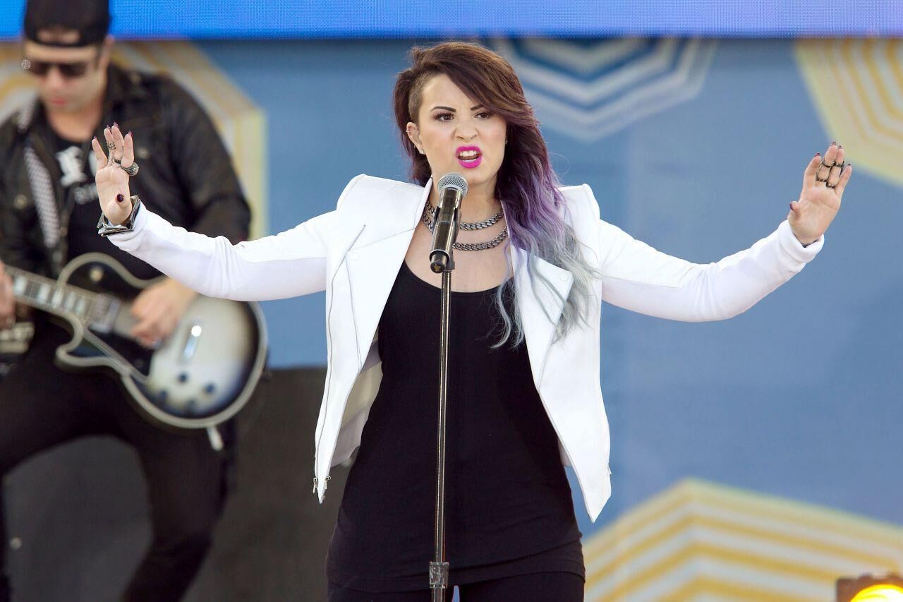 Demi Lovato actuando en "Good Morning America" ​​en