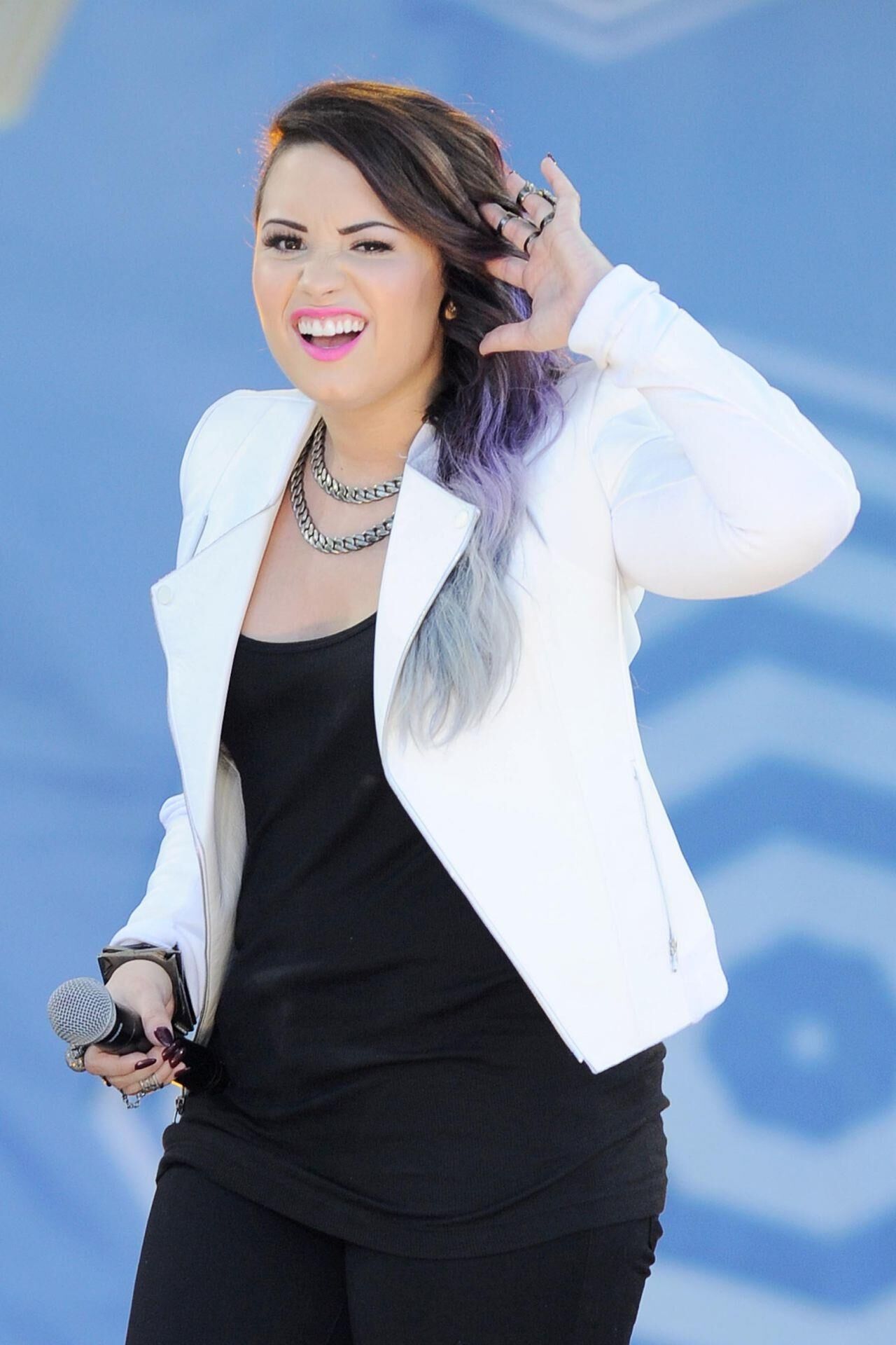 Demi Lovato actuando en "Good Morning America" ​​en