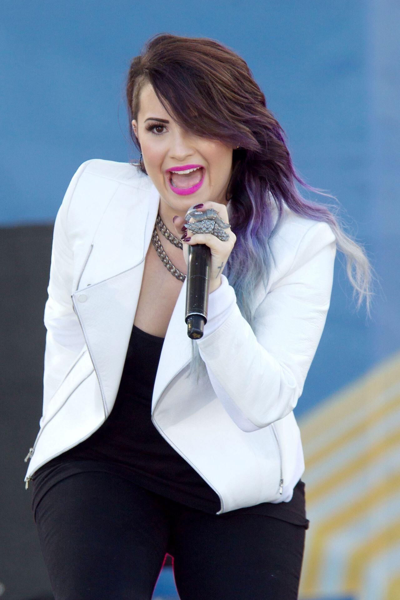 Demi Lovato actuando en "Good Morning America" ​​en