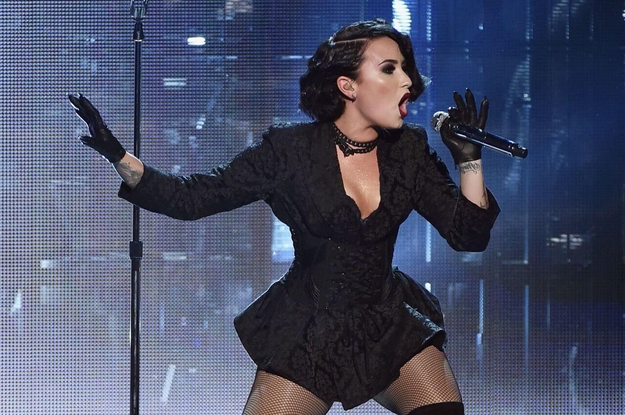 Demi Lovato actúa en American Music Awards