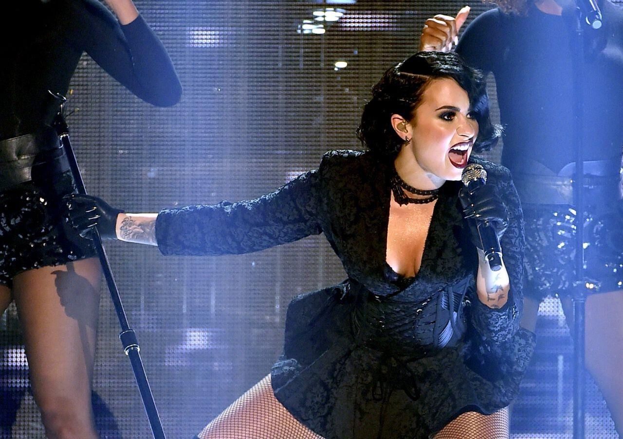 Demi Lovato actúa en American Music Awards