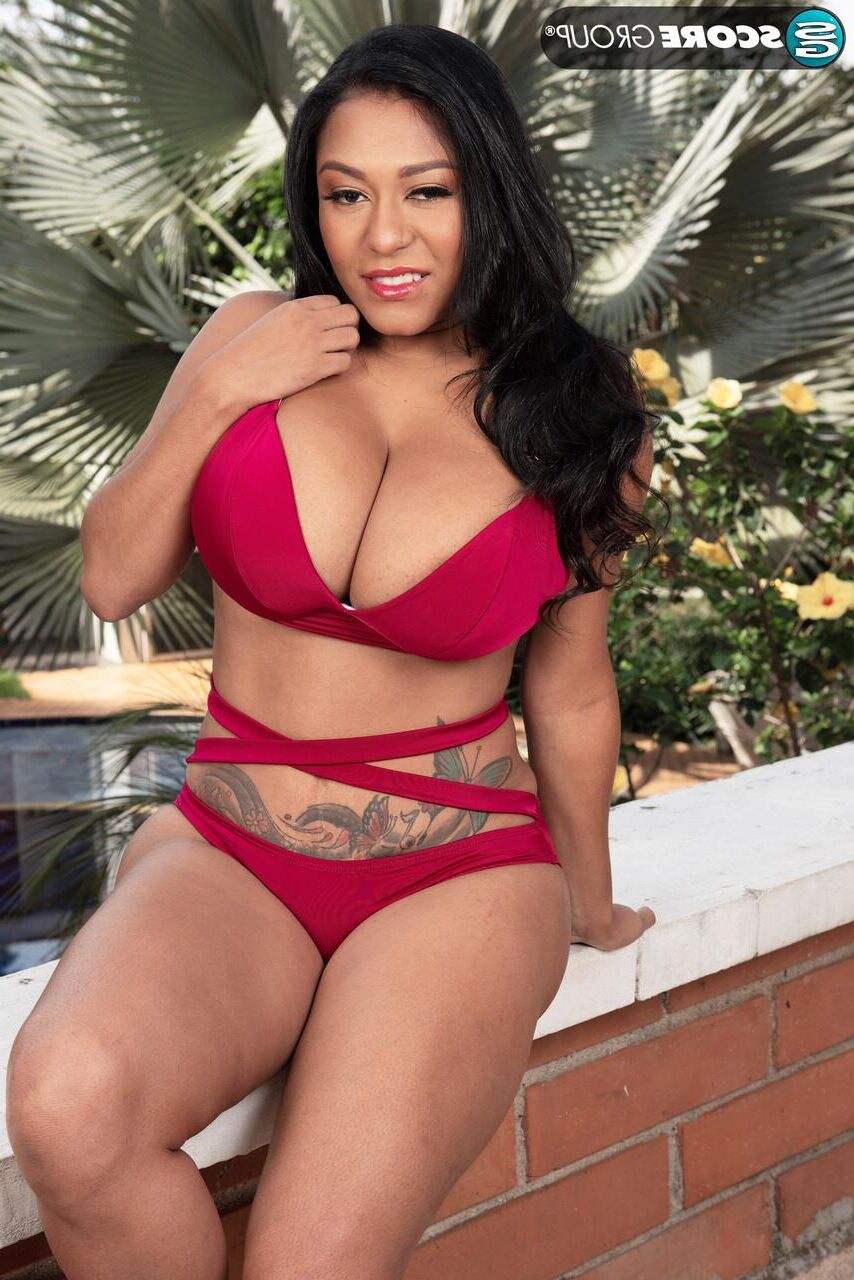 その後、Shanieはホットラティーナカムモデルが大好きです
